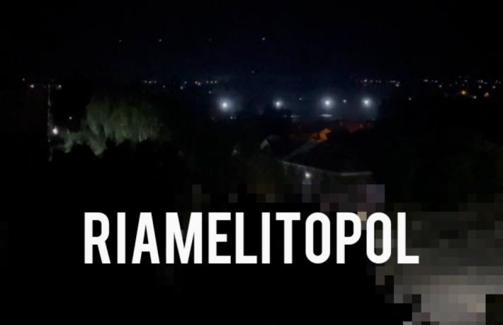 В Мелитополе ночью после взрывов на аэродроме наблюдали черные клубы дыма (видео)