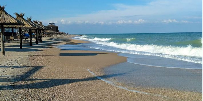 В Бердянске на берегу моря обнаружили неизвестные обломки (ФОТО)