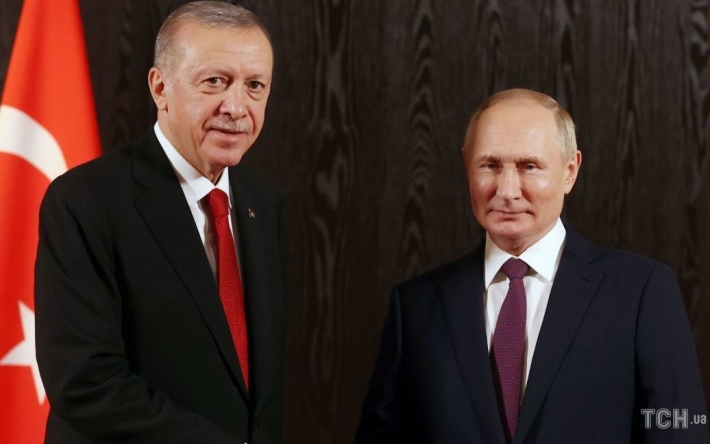Сам уже и ходить не может: очевидцы засняли, как Путина вел под руку Эрдоган