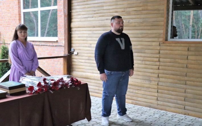 В Сети разгорелся скандал: нардеп приехал в освобожденный Тростянец в свитерке с буквой V (фото)