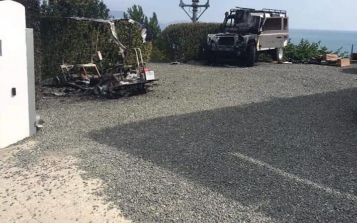 Возле виллы в Крыму полностью сожгли машины известного российского пропагандиста Киселева (фото)