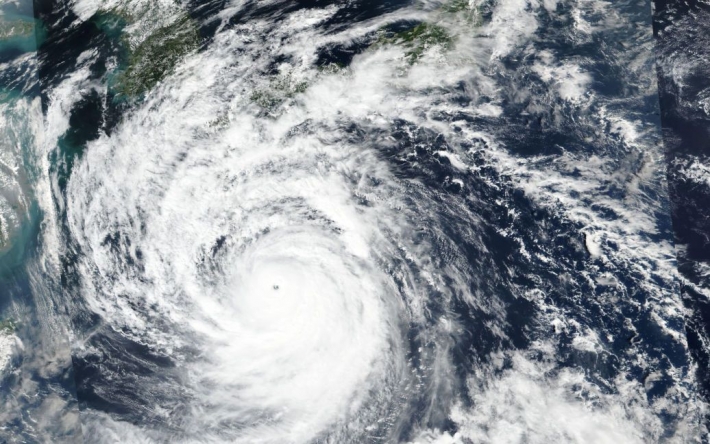 Японию накроет мощный тайфун: отменяют поезда и самолеты, людей эвакуируют
