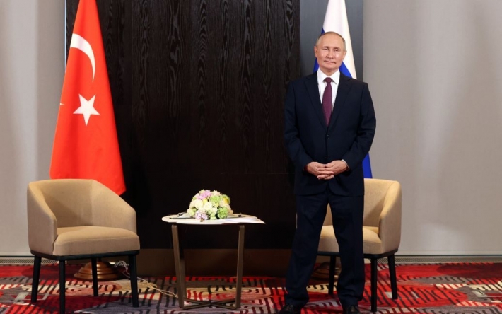 Выглядел униженно и жалко: Путин в ожидании Эрдогана заполнял паузу клоунадой