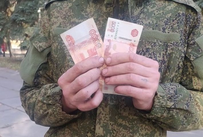 В Мелитополе российский военный предлагает девушкам 