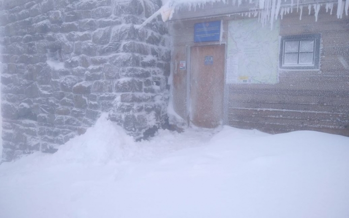 В Карпатах намело снега выше колен: атмосферные фото и видео