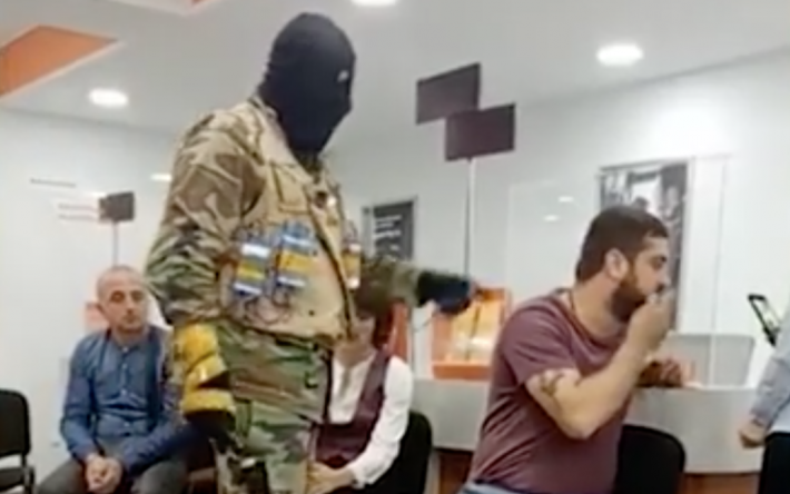 В Грузии мужчина захватил заложников в банке и требует $2 млн, вертолет и флаг России