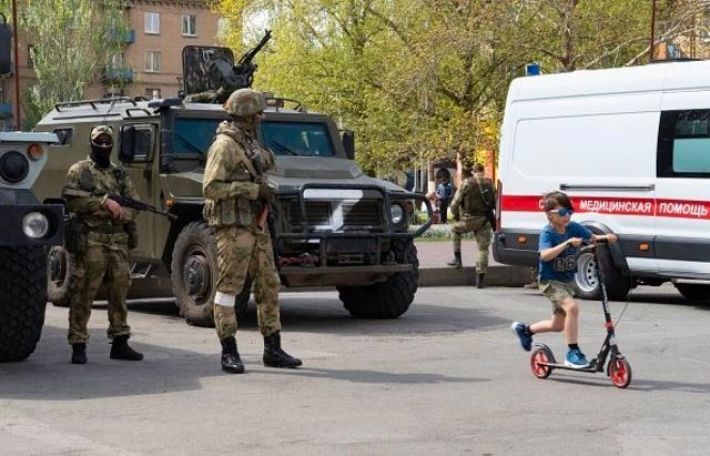 В Мелитополе по всему городу оккупанты расставили тяжелую военную технику