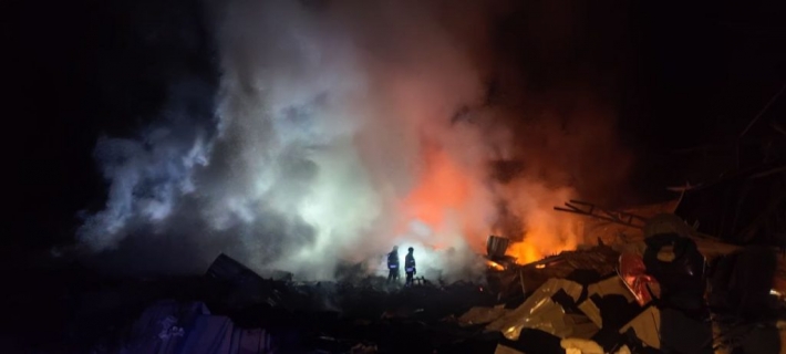 У Запорізькій області від ворожого обстрілу спалахнув магазин і цех (фото)