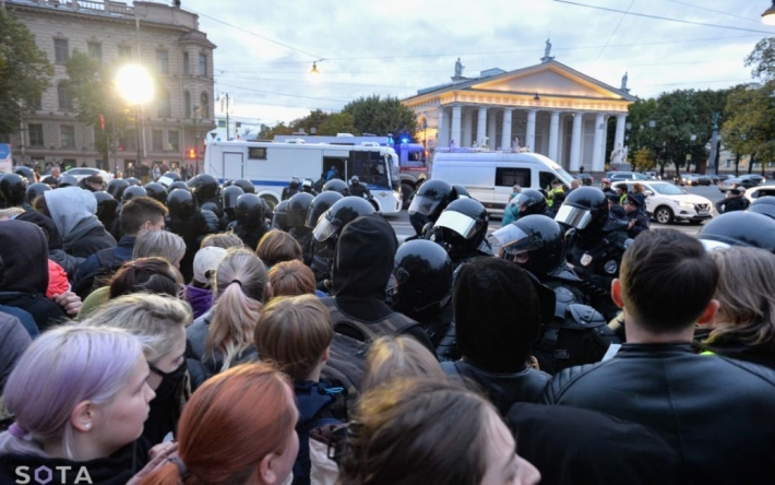 Людей бьют об асфальт: в Санкт-Петербурге силовики жестоко разгоняют протесты против мобилизации