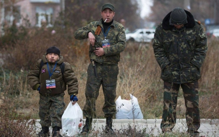 "Здесь всех забирают, даже 15-летних пацанов": жена боевика рассказала о "мобилизации" в Луганской области