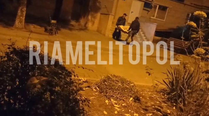 В Мелитополе после взрыва из многоэтажки выносили труп коллаборанта (видео)