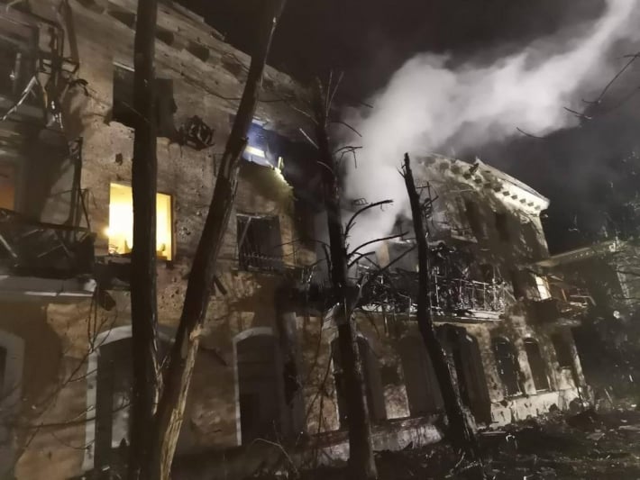 В результате атаки ракетами в Запорожье сгорел дом (фото)