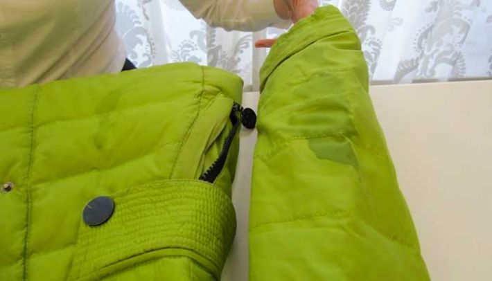 Как избавиться от жирного пятна на куртке, чтобы не мочить ее полностью: простые лайфхаки