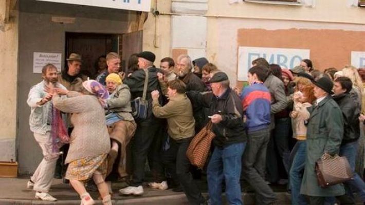 В Мелитополе коллаборанты из теркомиссий дерутся в очереди за рубли в российском банке (фото)