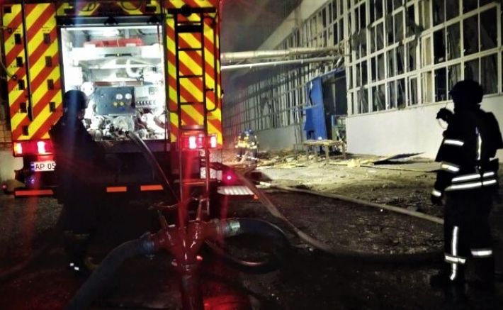 В результате ракетного удара на одном из предприятий Запорожья возник пожар (фото)