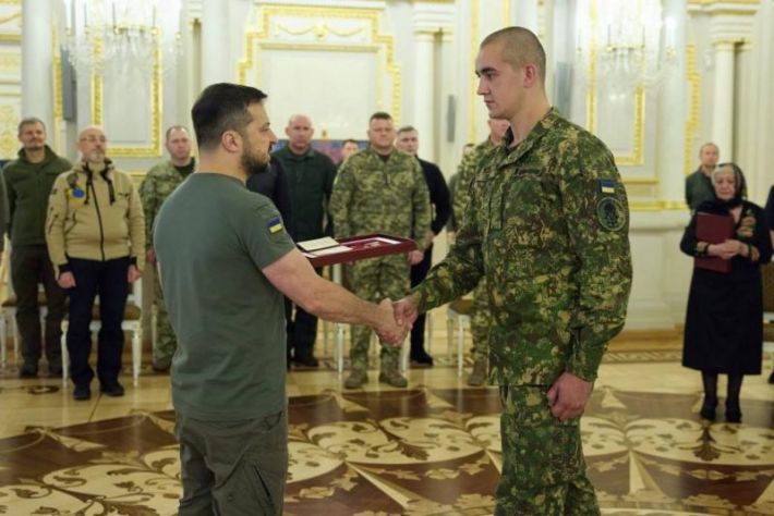 Зеленський нагородив орденом «Золота зірка» солдата НГУ, який запобіг обстрілу Запоріжжя