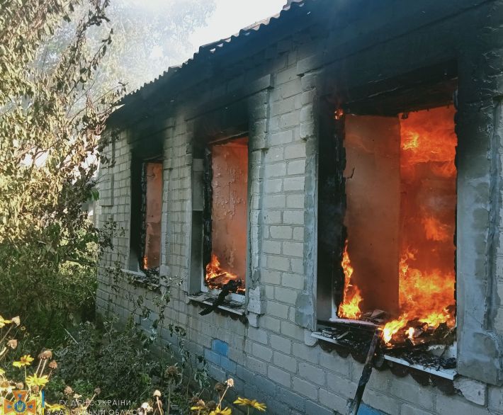 У Запорізькій області через ворожі обстріли спалахнув житловий будинок