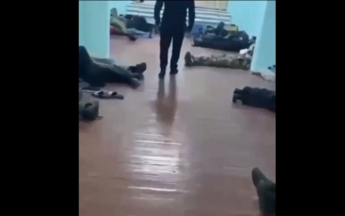 "Я сейчас еду домой, в расположении нет ни кроватей, ни*уя": в РФ мобилизованные в казармах спят на полу (видео)