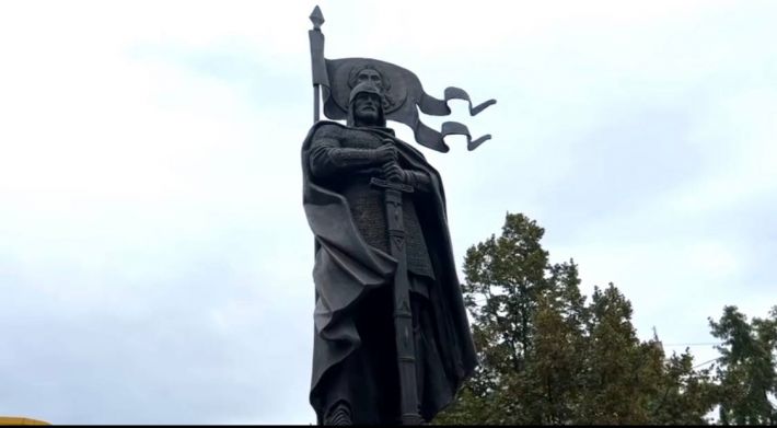 Стало известно кому посвящен новый памятник в центре Мелитополя (фото, видео)