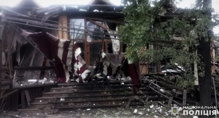 В Запорожье российские снаряды разорвались вблизи жилого квартала (фото)