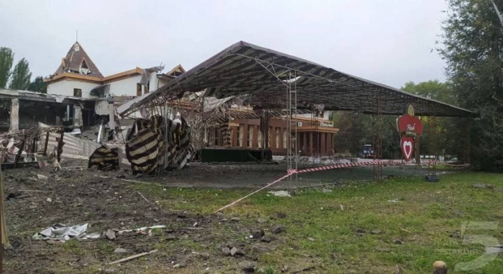 Ночью враг повторно разбомбил отель в Запорожье (фото/видео)