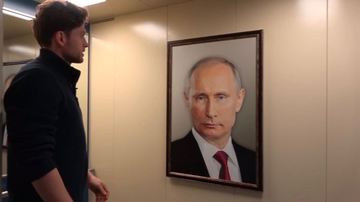 У Мелітополі любителів вузького світу змушують вимовляти клятву перед портретом Путіна