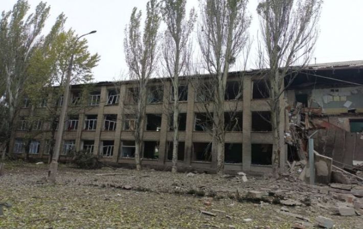 Оккупанты утром ударили по Николаевке: ракета попала в школу, где прятались гражданские