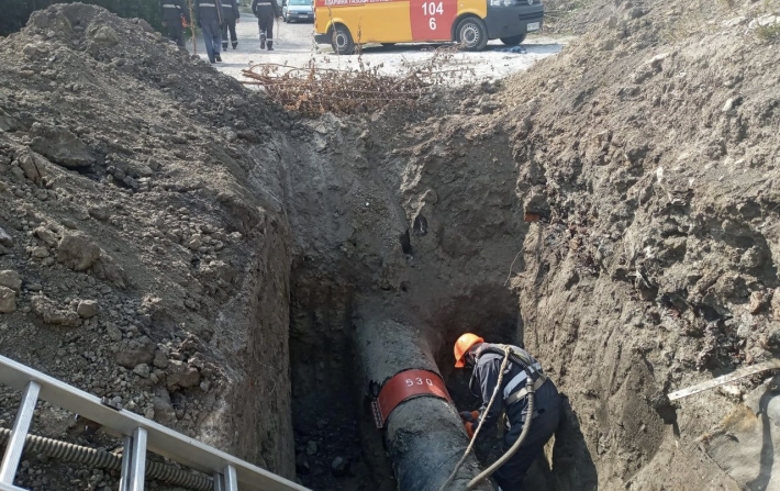 Из-за рашистского обстрела в Запорожье был поврежден газопровод (фото)