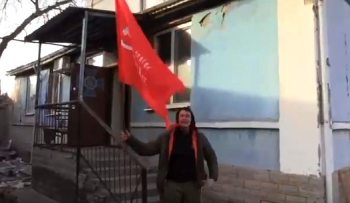 Перестали помогать таблетки - Певичка Чичерина водрузила советское знамя на СБУ в Мелитополе (фото, видео)