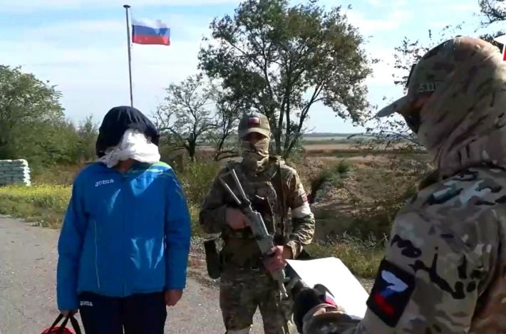 С пакетами на головах и без документов - Оккупанты "выдворили" еще двоих человек из Запорожской области (видео)