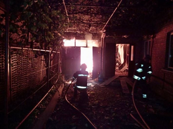 Ночью оккупанты обстреляли Запорожскую область – пожар охватил частный дом (фото)