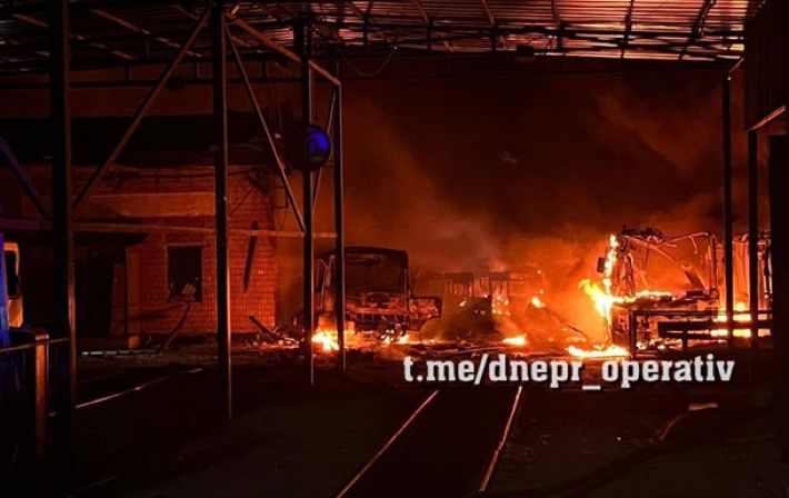 Ракетный удар по Днепру: сгорело 100 автобусов