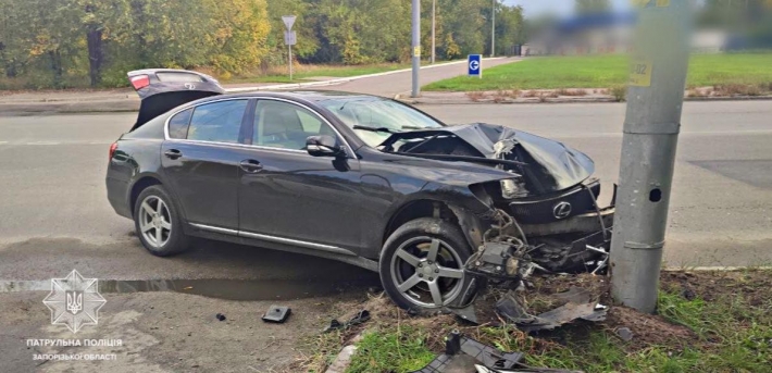 В Запорожье водитель автомобиля Lexus на скорости врезался в электроопору (фото)