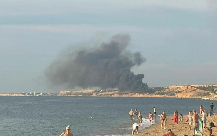 Взрывы и пожар на аэродроме "Бельбек" в Крыму: военный эксперт назвал вероятную причину