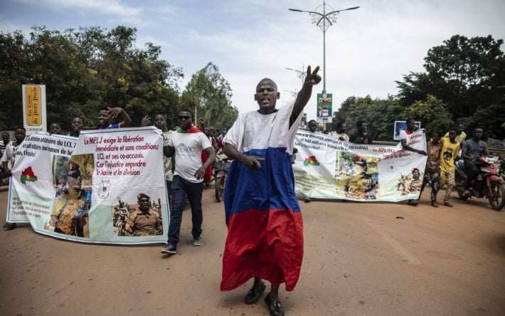 Бунтівники в Буркіна-Фасо атакували посольство Франції: дехто загортався в прапори РФ (фото)