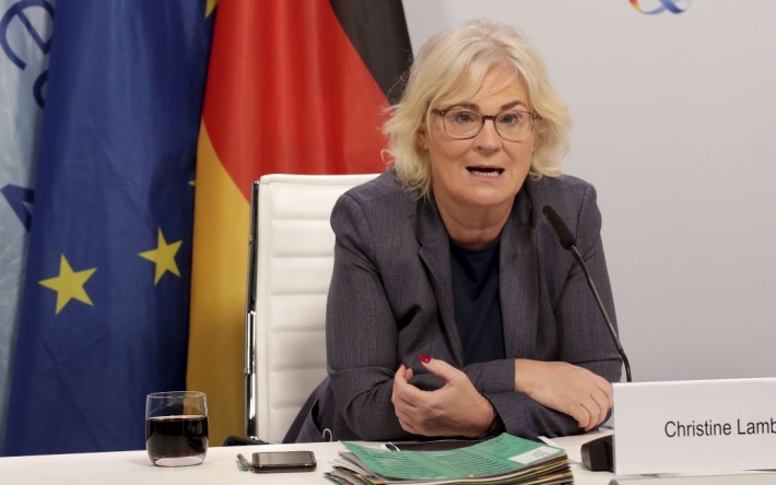 Глава Минобороны Германии сообщила о 16 гаубицах для Украины