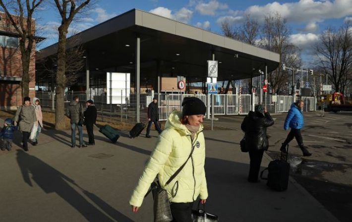 Очереди на несколько дней. На границе Эстонии увеличилось число украинских беженцев