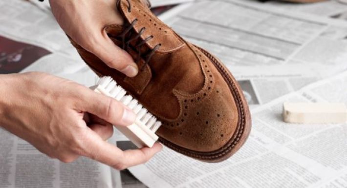 Как убрать потертости и "залысины" на замшевой обуви: простые лайфхаки
