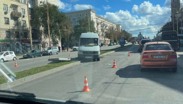 В Запорожье маршрутка попала в ДТП: пострадала пассажирка микроавтобуса