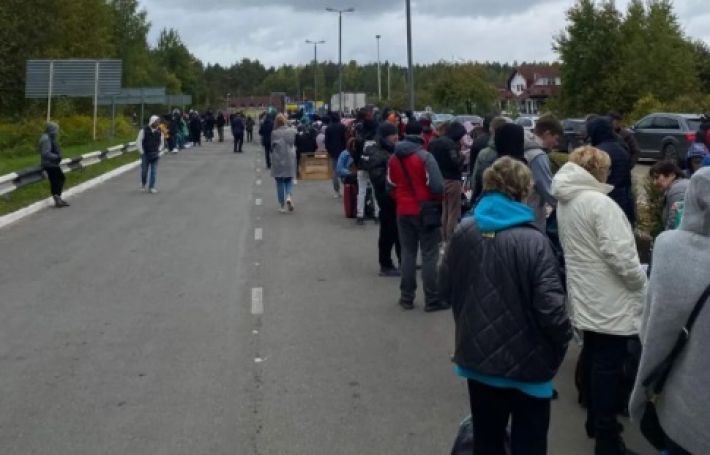 "Держат за скотов" - Как беженцы из Мелитополя проходят границу россии с Европой