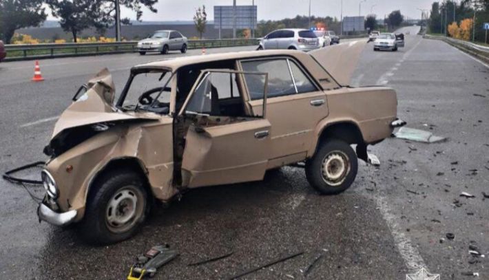Серьезная авария в Запорожье: машина превратилась в металлолом (ФОТО)