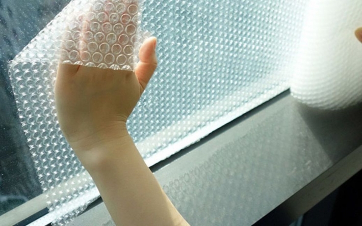 Как утеплить окна с помощью пленки: дешевый лайфгак