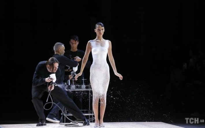 Вышла на подиум обнаженной: Беллу Хадид одели в "жидкое платье" прямо во время шоу бренда Coperni