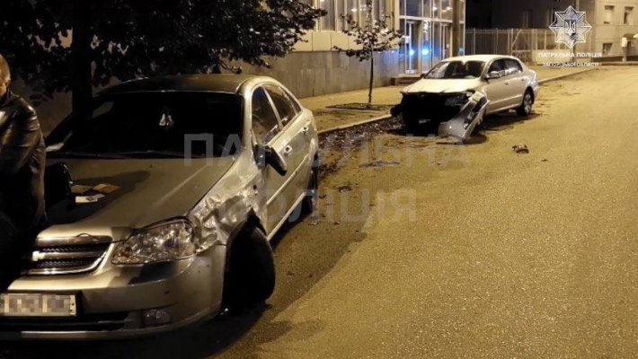 В Запорожье пьяный водитель врезался в припаркованное авто (видео)