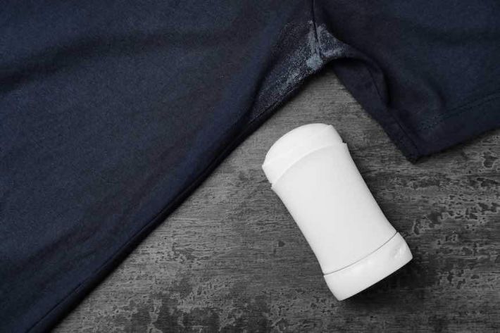 Як вивести білі плями від дезодоранту на чорному одязі: 5 дієвих народних засобів