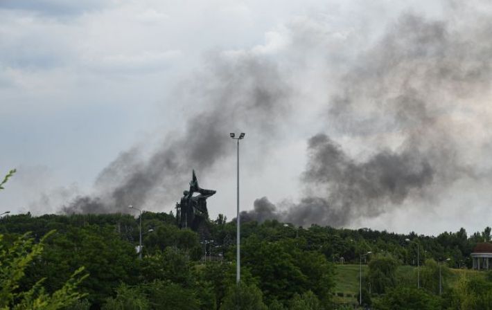 В оккупированном Донецке сильный пожар после взрывов: что известно