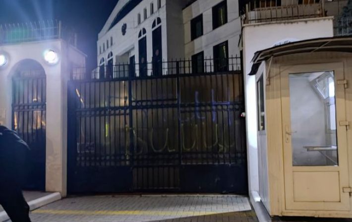Розмалював та запустив салют: в Молдові росіянин познущався з посольства Росії