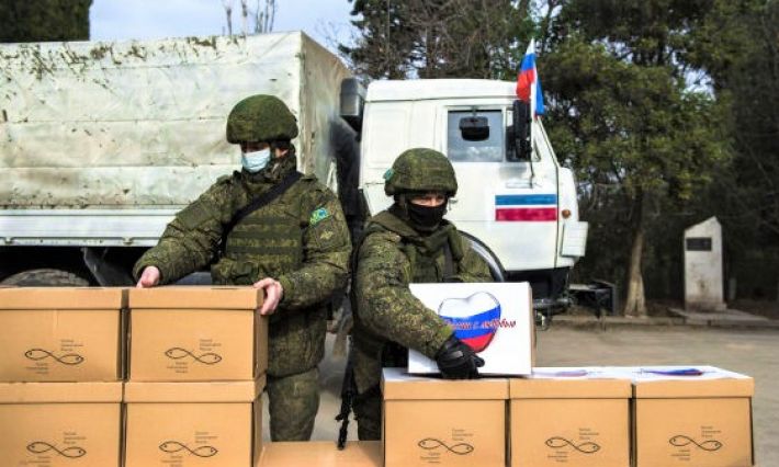 Набранные оккупантами "волонтеры" массово разворовывают гуманитарную помощь для мелитопольцев