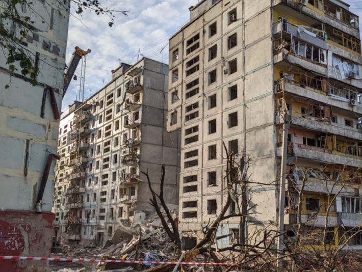 Щонайменше 12 загиблих, 49 постраждалих - Наслідки масованої атаки по житлових будинках Запоріжжя (фото)
