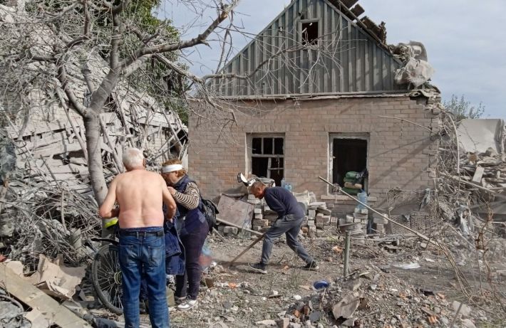 Мелитопольцы помогают разбирать завалы после ракетных ударов в Запорожье - жуткие кадры